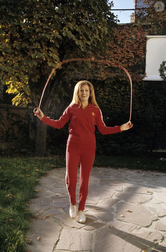 En France, à Paris, Dalida chez elle sautant à l'élastique en octobre 1973.  (Michel Ristroph via Bestimage).