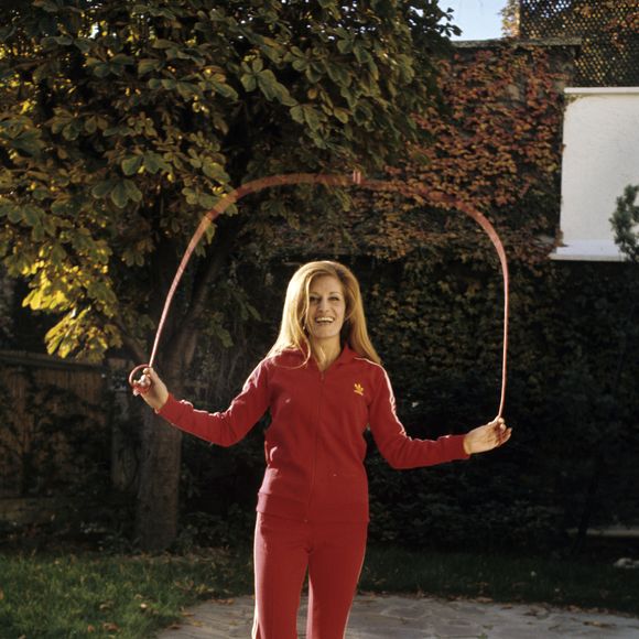 En France, à Paris, Dalida chez elle sautant à l'élastique en octobre 1973.  (Michel Ristroph via Bestimage).