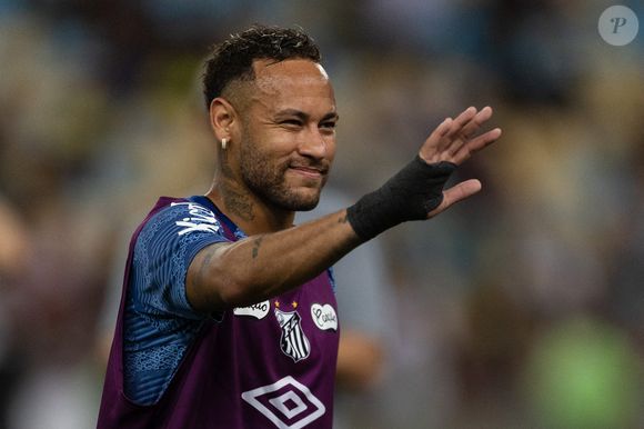 Cela signifie "miel" en portugais

Neymar avec l'équipe de Santos le 13 avril 2025. Photo by SPUS/ABACAPRESS.COM