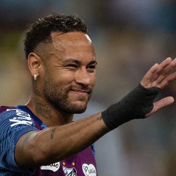 Cela signifie "miel" en portugais

Neymar avec l'équipe de Santos le 13 avril 2025. Photo by SPUS/ABACAPRESS.COM