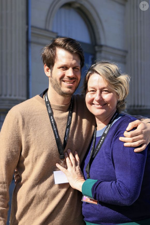 Luana Belmondo et son fils Alessandro lors des Journées du livre et du vin à Saumur (Maine et Loire) le 6 avril 2025. © Laeticia Notariani/Bestimage