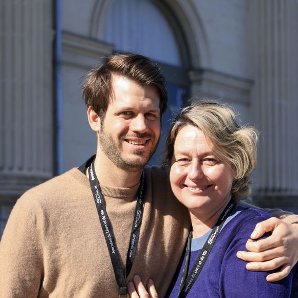 Luana Belmondo et son fils Alessandro lors des Journées du livre et du vin à Saumur (Maine et Loire) le 6 avril 2025. © Laeticia Notariani/Bestimage