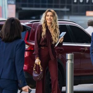Après un long combat, le juge à la retraite Mitchell Beckloff, agissant comme arbitre privé sur le dossier, a finalement validé la requête de la jeune femme.

Paris Jackson a été photographiée à son arrivée au palais de justice de Los Angeles avec des documents légaux avant une audience liée à sa dispute avec les exécuteurs testamentaires de son défunt père Michael Jackson.

©Bestimage