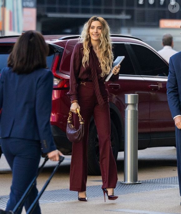 Après un long combat, le juge à la retraite Mitchell Beckloff, agissant comme arbitre privé sur le dossier, a finalement validé la requête de la jeune femme.

Paris Jackson a été photographiée à son arrivée au palais de justice de Los Angeles avec des documents légaux avant une audience liée à sa dispute avec les exécuteurs testamentaires de son défunt père Michael Jackson.

©Bestimage