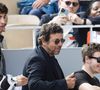 En réalité, le café ne crée pas d'énergie : il vient simplement bloquer les récepteurs de cette fameuse adénosine pendant quelques heures.

Patrick Bruel, ses fils Oscar et Leon Bruel dans les tribunes lors des Internationaux de France de Tennis de Roland Garros 2025. Paris,

© Jacovides / Moreau / Bestimage