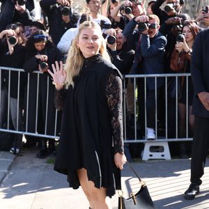 La chanteuse Louane (Louane Emera) aux arrivées au défilé Rabanne Mode Collection Prêt-à-Porter Automne/Hiver 2025-2026 lors de la Fashion Week de Paris (PFW) au siège de l'Unesco, à Paris, France, le 6 mars 2025. © Denis Guignebourg/Bestimage