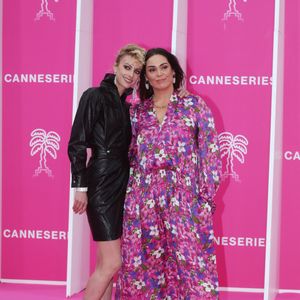 Lola Dewaere et Sara Mortensen au photocall de la cérémonie d'ouverture de la 5ème saison du festival International des Séries "Canneseries" à Cannes, France, le 1er avril 2022. © Denis Guignebourg/BestImage