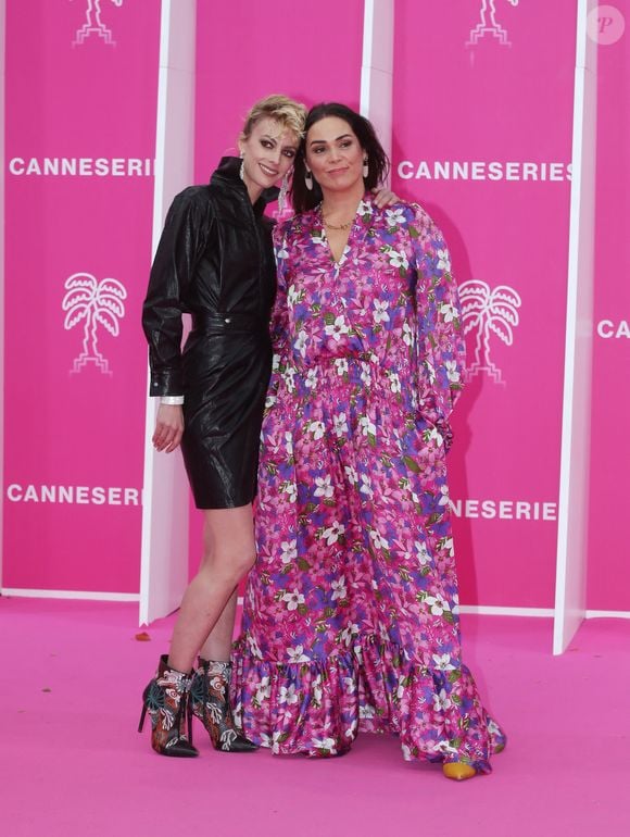 Lola Dewaere et Sara Mortensen au photocall de la cérémonie d'ouverture de la 5ème saison du festival International des Séries "Canneseries" à Cannes, France, le 1er avril 2022. © Denis Guignebourg/BestImage
