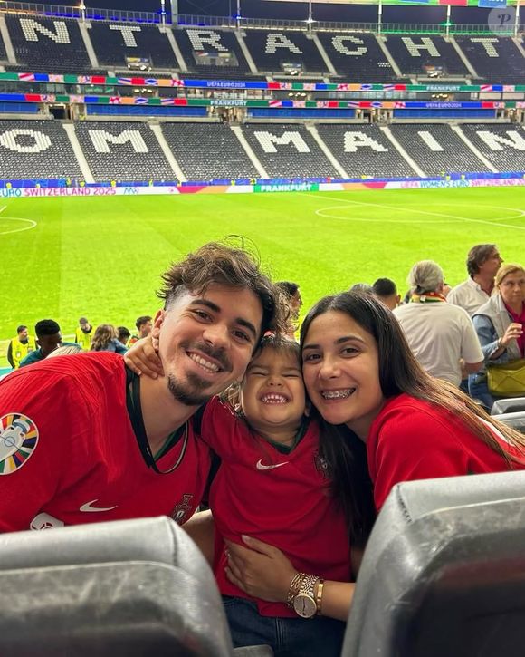 Vitinha en famille avec leur première fille Mafalda sur Instagram. @vitinha - 3 juillet 2024