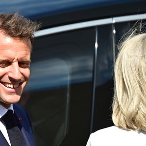 C'est la clause dite "différé de jouissance" qui lui permet d'occuper la villa jusqu’au 31 décembre prochain. 

Le président Emmanuel Macron et Brigitte Macron - Cérémonie du 145ème défilé militaire du 14 juillet, jour de la Fête Nationale, avenue des Champs-Elysées à Paris.
© Christian Liewig / Bestimage