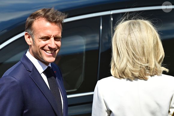 C'est la clause dite "différé de jouissance" qui lui permet d'occuper la villa jusqu’au 31 décembre prochain. 

Le président Emmanuel Macron et Brigitte Macron - Cérémonie du 145ème défilé militaire du 14 juillet, jour de la Fête Nationale, avenue des Champs-Elysées à Paris.
© Christian Liewig / Bestimage