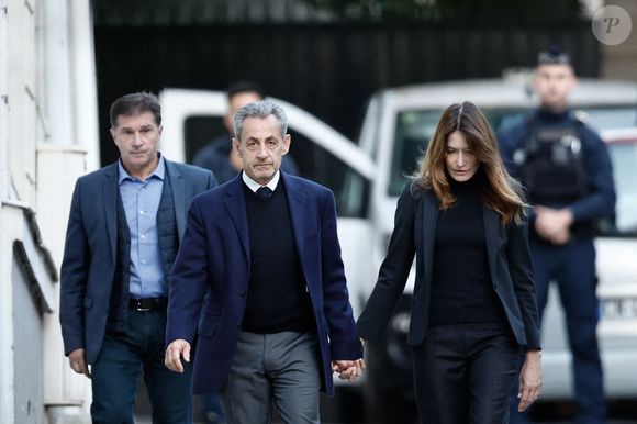 Nicolas Sarkozy, accompagné de sa femme Carla Bruni, sort de son domicile pour être incarcéré à la prison de La Santé à Paris le 21 octobre 2025.



© Moreau / Jacovides / Bestimage