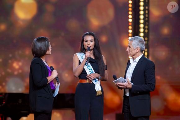 Exclusif - Karine Baste, Zaya Toumbou, Miss Mayotte 2024, Nagui sur le plateau de l’émission “Unis pour Mayotte” diffusée en direct sur France 2, qui a permis de récolter plus de 5 millions de dons le 17 décembre 2024.
© Pierre Perusseau / Bestimage