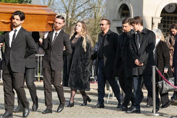 Milla Savarese, la fille de la défunte, le veuf Michel Ferracci et ses fils Enzo Ferracci et Maël Ferracci à la sortie des obsèques d'Emilie Dequenne au cimetière Père Lachaise à Paris, France, le 26 mars 2025. © Cyril Moreau/Bestimage