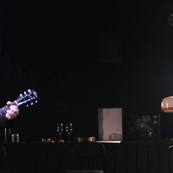 Jacques Dutronc et Thomas Dutronc en showcase de leur tournée "Dutronc & Dutronc" au Centre Evénementiel de Courbevoie le 11 avril 2022. Jacques et Thomas Dutronc se rejoignent sur scène pour une tournée unique !  Père et fils, monstres sacrés de la scène française, vous donnent rendez-vous pour des concerts exceptionnels sous le signe du partage et de la complicité. Deux artistes hors du commun à retrouver sur les routes de France. © Coadic Guirec/Bestimage