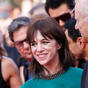 Charlotte Gainsbourg assiste au tapis rouge de "The Phoenician Scheme" lors du 78ème Festival de Cannes au Palais des Festivals le 18 mai 2025 à Cannes, France.   Photo by Anne Barson/ABACAPRESS.COM
