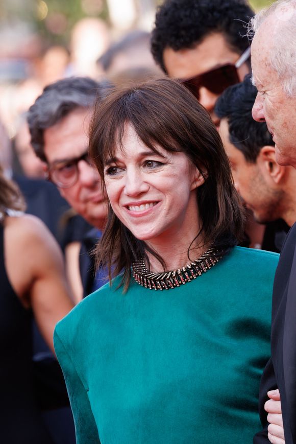 Charlotte Gainsbourg assiste au tapis rouge de "The Phoenician Scheme" lors du 78ème Festival de Cannes au Palais des Festivals le 18 mai 2025 à Cannes, France.   Photo by Anne Barson/ABACAPRESS.COM