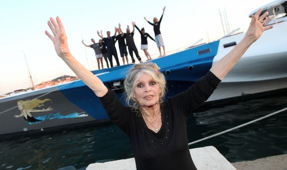 La fondation gère aujourd'hui des milliers d'animaux et emploie des centaines de salariés.

Exclusif - Brigitte Bardot pose avec l'équipage de Brigitte Bardot Sea Shepherd, le célèbre trimaran d'intervention de l'organisation écologiste, sur le port de Saint-Tropez, le 26 septembre 2014 en escale pour 3 jours à deux jours de ses 80 ans. Cela fait au moins dix ans qu'elle n'est pas apparue en public sur le port tropézien. 
Philippe Arnassan / Nice Matin