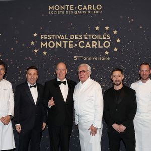 Le prince Albert II de Monaco photographié avec les chefs du groupe Société des Bains de Mer de Monte-Carlo : Marcel Ravin, Yannick Alleno, Antonio Domenico, Alain Ducasse, Cédric Grolet, Emmanuel Pilon et Dominique Lory lors du Festival des Étoilés de Monte-Carlo 2025, au Sporting de Monte-Carlo, à Monaco, le 29 novembre 2025. Photo de Jean-Charles Vinaj/ABACAPRESS.COM