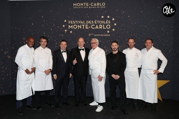 Le prince Albert II de Monaco photographié avec les chefs du groupe Société des Bains de Mer de Monte-Carlo : Marcel Ravin, Yannick Alleno, Antonio Domenico, Alain Ducasse, Cédric Grolet, Emmanuel Pilon et Dominique Lory lors du Festival des Étoilés de Monte-Carlo 2025, au Sporting de Monte-Carlo, à Monaco, le 29 novembre 2025. Photo de Jean-Charles Vinaj/ABACAPRESS.COM