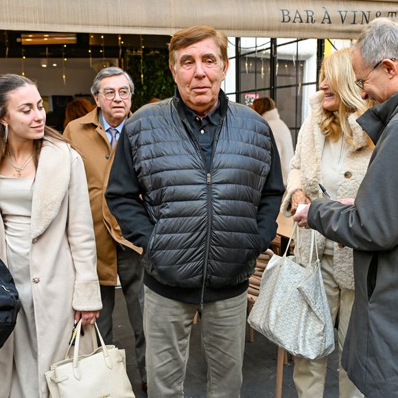 Sa présence a toutefois été remarquée, car il ne respectait pas totalement la consigne vestimentaire claire souhaitée par la famille. 

Jean-Pierre Foucault et sa compagne Evelyn Jarre aux obsèques d'Evelyne Leclercq dans la cathédrale Sainte-Réparate de Nice, France, le 13 janvier 2026. Une tenue blanche ou claire est souhaitée pour la cérémonie. Ni fleurs, ni couronnes. Selon la volonté de la défunte Evelyne, des dons en faveur du pôle cancérologie Arnault Tzanck pourront être effectués par chèque à l'ordre de FDD AAT ou via un lien numérique HelloAsso - Campagne de dons, Institut du Cancer de Mougins. © Bruno Bebert/Bestimage
