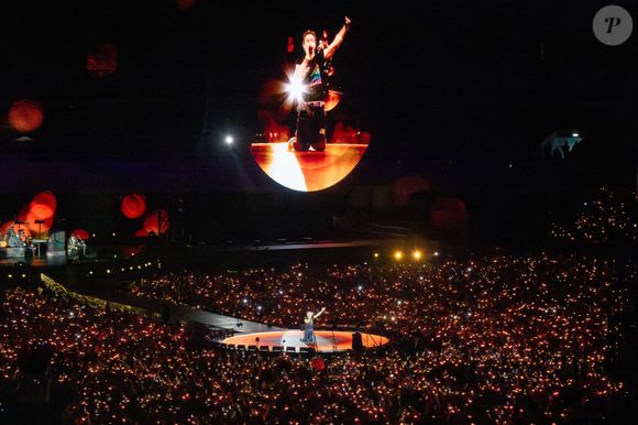 Coldplay a clôturé la dernière soirée de leur tournée record de 10 concerts au stade de Wembley en dédiant Fix You à la famille de Charlie Kirk, suite à la mort tragique de l'activiste d'extrême droite. Chris Martin a demandé à la foule d'envoyer de l'amour aux "familles qui ont connu de terribles souffrances". La soirée a également été marquée par une surprise pour l'anniversaire de Jonny Buckland et par une setlist vibrante couvrant les 25 ans de carrière du groupe, le 12 septembre 2025, à Wembley, au Royaume-Uni. Photo by Bav Media/Splash News/ABACAPRESS.COM