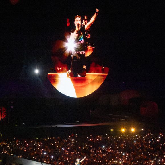 Coldplay a clôturé la dernière soirée de leur tournée record de 10 concerts au stade de Wembley en dédiant Fix You à la famille de Charlie Kirk, suite à la mort tragique de l'activiste d'extrême droite. Chris Martin a demandé à la foule d'envoyer de l'amour aux "familles qui ont connu de terribles souffrances". La soirée a également été marquée par une surprise pour l'anniversaire de Jonny Buckland et par une setlist vibrante couvrant les 25 ans de carrière du groupe, le 12 septembre 2025, à Wembley, au Royaume-Uni. Photo by Bav Media/Splash News/ABACAPRESS.COM