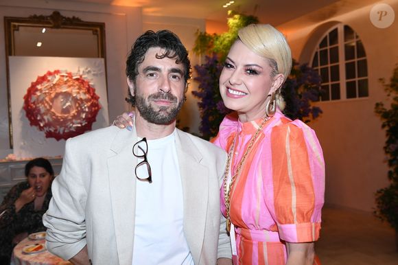 Agustin Galiana, Katrina Patchett - A l'occasion de la fête des Mères, Adriana Karembeu et Lenôtre s'associent pour créer l'entremets "Nina" au Pré Catelan à Paris le 29 avril 2025.
Cette création à quatre mains est le fruit d'une complicité artistique entre Adriana Karembeu, icône internationale de la mode, ambassadrice engagée, maman au grand cœur et Étienne Leroy Chef Patissier Lenôtre el Champion du Monde de la Pâtisserie.
Pensé comme une rose à offrir, l'entremets « Nina » est symbole de tendresse, de lien et de partage. Cette co-création soutient la Croix-Rouge française, 5% des bénéfices seront reversés à l'association, auprès de laquelle Adriana Karembeu est ambassadrice depuis plus de 25 ans. © Rachid Bellak/Bestimage