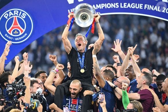 Participant, photo d'équipe, équipe, équipe, photo d'équipe entraîneur Luis ENRIQUE (PSG) avec coupe, coupe, trophée, cérémonie de remise des prix, football UEFA Champions League finale Paris Saint-Germain (PSG) - Inter Milan 5-0, le 31.05.2025 Munich Football Arena,