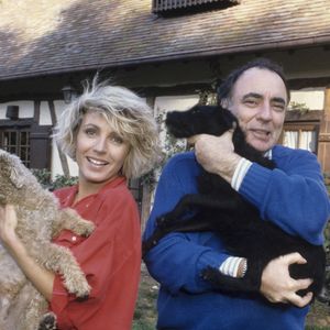 En France, en Normandie, Evelyne Dhéliat chez elle dans sa maison de l'Eure, avec son mari Philippe en octobre 1990.  ©RISTROPH Michel.