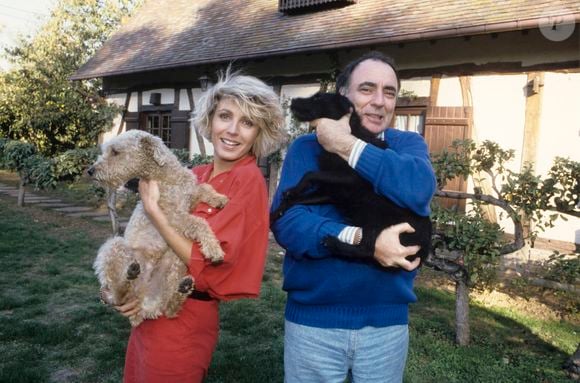 En France, en Normandie, Evelyne Dhéliat chez elle dans sa maison de l'Eure, avec son mari Philippe en octobre 1990.  ©RISTROPH Michel.