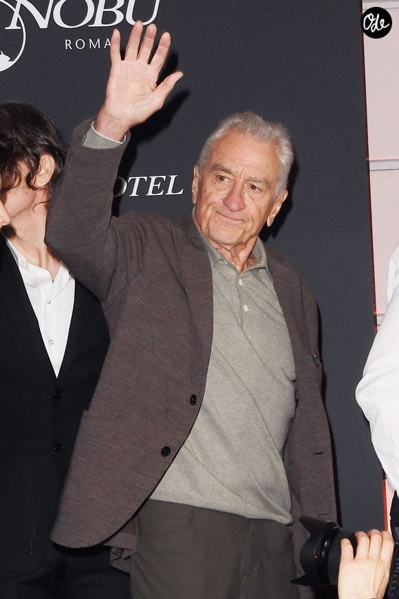Il s’entraîne régulièrement, adaptant ses séances à ses engagements professionnels.

L'acteur Robert De Niro au "Sake ceremony" pour l'ouverture du Nobu hotel à Via Veneto à Rome (Italie), 6 novembre 2025.

Photo : SGP / BESTIMAGE