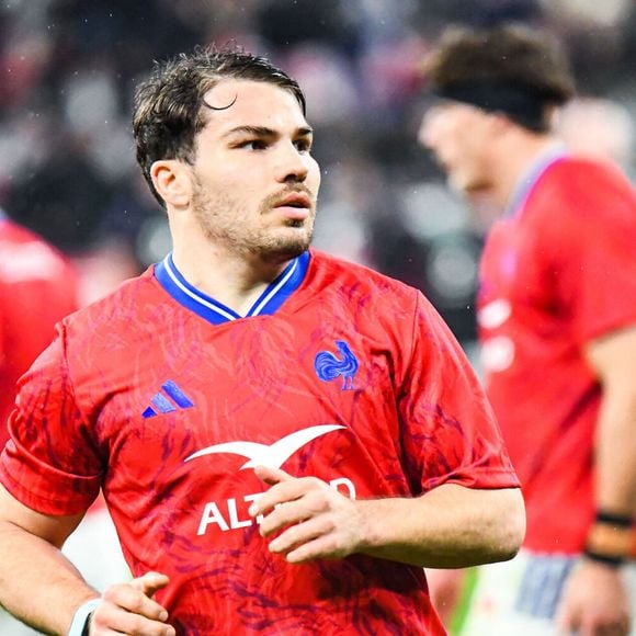 Les clients peuvent notamment y déguster des spécialités du terroir comme le magret de canard, le porc noir de Bigorre ou encore le bœuf mirandais.

Antoine Dupont lors du match d'ouverture du Tournoi des six nations: France-Irlande (36-14) au Stade de France à Saint-Denis le 5 février 2026.

© Baptiste Autissier /PsnewZ / Bestimage