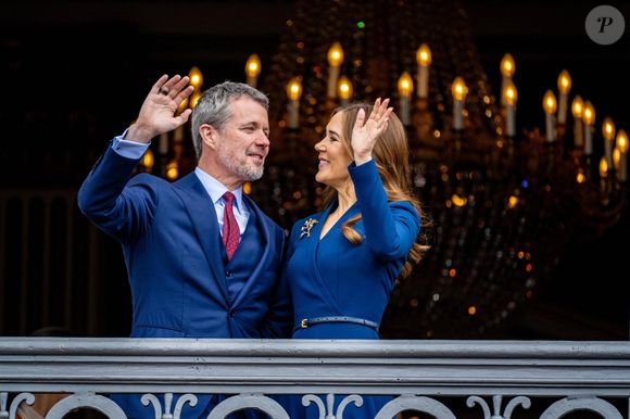 Le roi Frederik et la reine Mary apparaissent sur le balcon du palais Christian IX à Amalienborg à Copenhague le 26 mai 2025, alors que la famille royale danoise célèbre le 57e anniversaire du roi avec une apparition publique imprégnée de tradition et de fierté nationale.
Photo by Backgrid USA / Bestimage