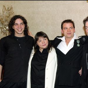 Discret, il évolue lui aussi dans le monde du spectacle.

Clovis entouré de sa mère, Myriam Boyer, son père Roger Cornillac, sa sœur Elisa et son frère Arny Berry – Clovis Cornillac a reçu les insignes de chevalier de l'ordre des Arts et des Lettres des mains de Christophe Girard, à l’issue de la représentation "Je viens d’un pays de neige" avec sa mère Myriam Boyer, au Théâtre Déjazet
Photographe :
Bahi / Bestimage