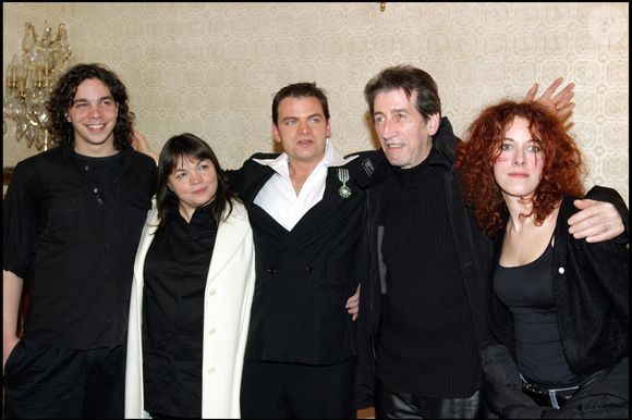 Discret, il évolue lui aussi dans le monde du spectacle.

Clovis entouré de sa mère, Myriam Boyer, son père Roger Cornillac, sa sœur Elisa et son frère Arny Berry – Clovis Cornillac a reçu les insignes de chevalier de l'ordre des Arts et des Lettres des mains de Christophe Girard, à l’issue de la représentation "Je viens d’un pays de neige" avec sa mère Myriam Boyer, au Théâtre Déjazet
Photographe :
Bahi / Bestimage