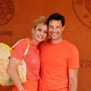 "Des enfants étaient tétanisés", a confié la mère de famille à "Télé Star", marquée par le fait d’avoir pu sentir les incendies avant de les voir. 

Élodie Gossuin et son mari Bertrand Lacherie au photocall du village lors des Internationaux de France de Tennis de Roland Garros 2026, à Paris, France, le 30 mai 2026. © Dominique Jacovides/Bestimage