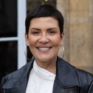 Cristina Cordula a révélé sur Instagram qu'elle s'était cassé le coude et avait dû être opérée juste avant ses vacances.

Cristina Cordula à la première édition du Ceramic Art Fair à la maison de l’Amérique Latine à Paris

© Julien Sarkissian / Bestimage
