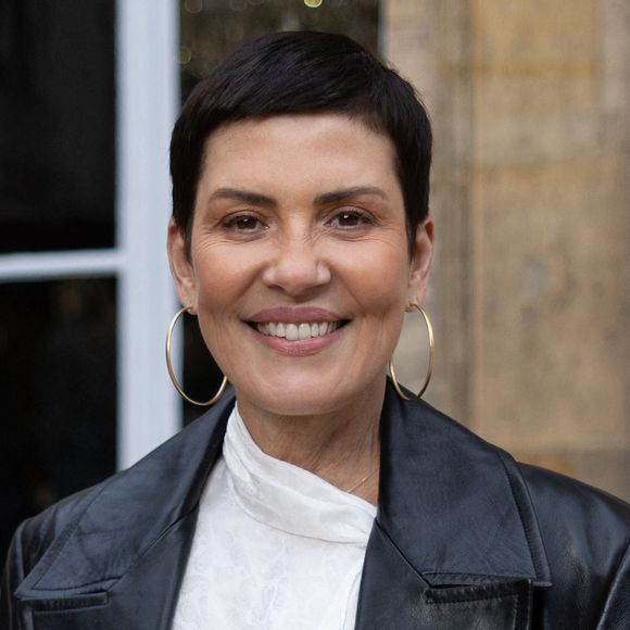 Cristina Cordula a révélé sur Instagram qu'elle s'était cassé le coude et avait dû être opérée juste avant ses vacances.

Cristina Cordula à la première édition du Ceramic Art Fair à la maison de l’Amérique Latine à Paris

© Julien Sarkissian / Bestimage