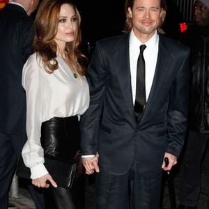 Ce n’est pas la première fois que le jeune homme de 24 ans se retrouve au générique d’un long-métrage. En 2024, il figurait également au générique de Maria, mais apparaissait cette fois-ci sous le nom de Jolie-Pitt.

Lundi 9 janvier 2012. Brad Pitt marche avec une canne alors qu'il arrive au 77e gala annuel du New York Film Critics Circle Awards avec Angelina Jolie suite à sa blessure au genou. © /PCN/ABACAPRESS.COM