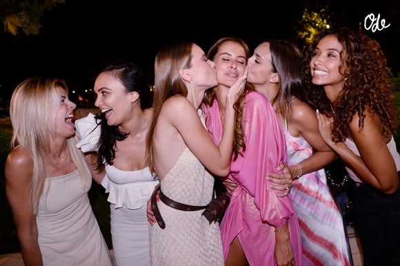 Une amitié sincère s'est même développée entre la reine de beauté et la nouvelle compagne du sportif, Alice Detollenaere.

Exclusif - Valérie Bègue, Amandine Petit, Malika Ménard, Marine Lorphelin, Flora Coquerel lors de l'anniversaire de Malika Ménard à Paris le 20 juillet 2021. 

© Rachid Bellak / Bestimage