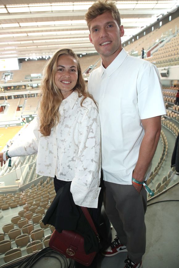 On y découvre des images pleine d'amour et de convivialité de la journée,

Kevin Mayer (Athlète français) et sa compagne Delphine Jariel sur le plateau de France Télévision lors des internationaux de France de Tennis de Roland Garros 2025 (Jour 13), à Paris, France, le 6 Juin 2025. © Bertrand Rindoff / Bestimage