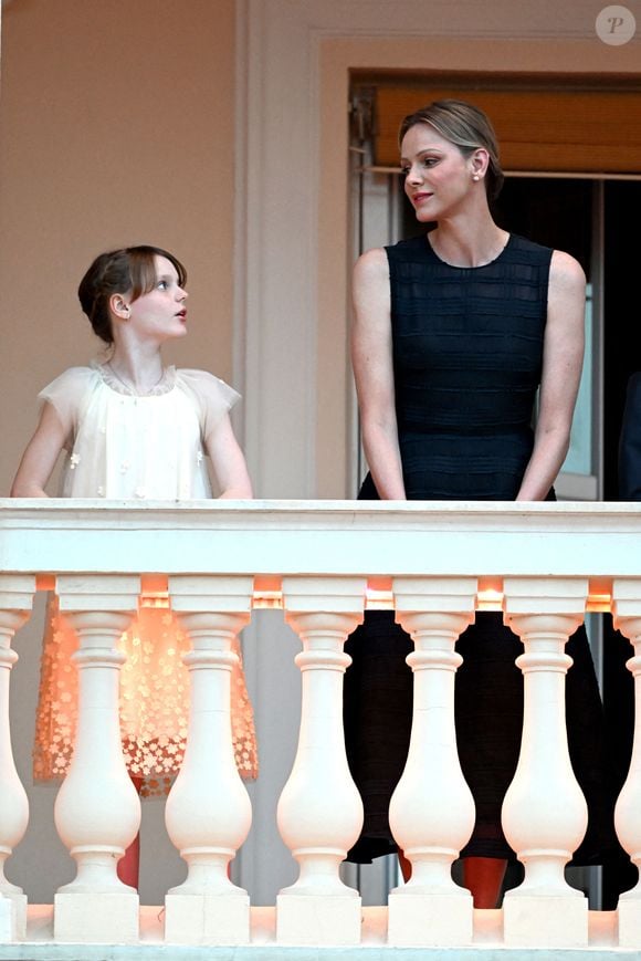 La princesse Gabriella de Monaco, comtesse de Carladès, La princesse Charlène de Monaco lors de la célébration de la fête de la Saint Jean sur la Place du Palais princier de Monaco, le 23 juin 2025.

La Saint Jean est à l'origine une fête païenne puis chrétienne. Pour les païens, c'était une fête qui célébrait les moissons. Une fois christianisée, cette fête est devenue celle du solstice d'été et donc la fête de la lumière.

© Bruno Bebert / Bestimage