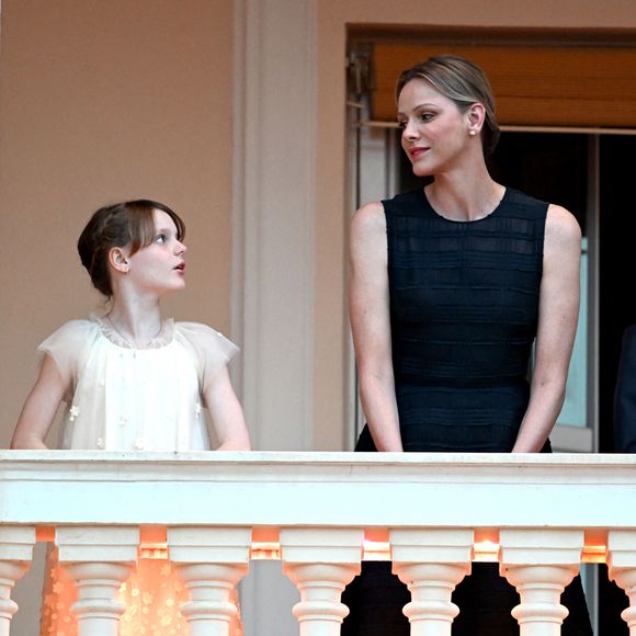 La princesse Gabriella de Monaco, comtesse de Carladès, La princesse Charlène de Monaco lors de la célébration de la fête de la Saint Jean sur la Place du Palais princier de Monaco, le 23 juin 2025.

La Saint Jean est à l'origine une fête païenne puis chrétienne. Pour les païens, c'était une fête qui célébrait les moissons. Une fois christianisée, cette fête est devenue celle du solstice d'été et donc la fête de la lumière.

© Bruno Bebert / Bestimage