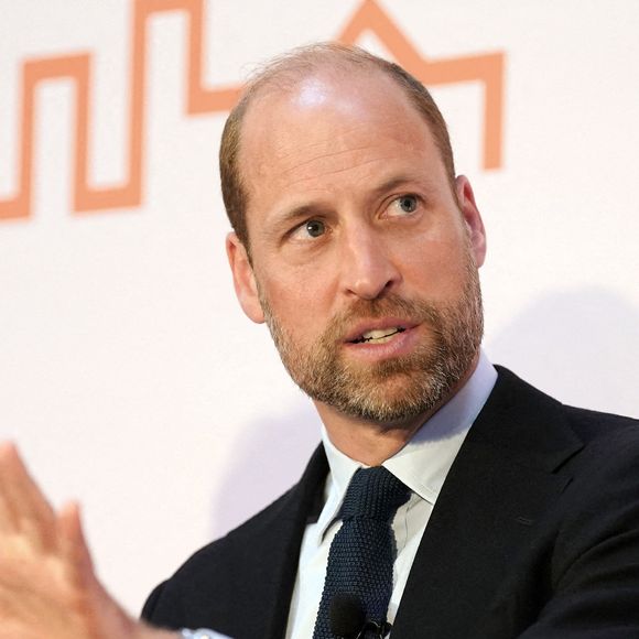 Fils aîné du roi Charles III et de la regrettée princesse Diana, il est le digne héritier au trône.

Le prince de Galles s'exprime lors d'un événement du programme Homewards à Sheffield, dans le cadre de sa visite dans la ville pour célébrer le deuxième anniversaire du programme. Le 1er juillet 2025. Photo : Dominic Lipinski/PA Wire/ABACAPRESS.COM