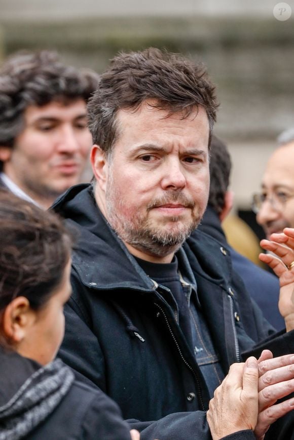 Dans son ouvrage "Intérieur nuit", le journaliste Nicolas Demorand a révélé être atteint de bipolarité. Dernièrement dans les colonnes du "Point", le co-animateur de la matinale de France Inter s'est livré sur l'importance de discuter de ce sujet souvent considéré comme tabou.

Nicolas Demorand - Obsèques de Sébastien Demorand à la Coupole du crématorium du cimetière du Père-Lachaise à Paris, France, le 31 janvier 2020.