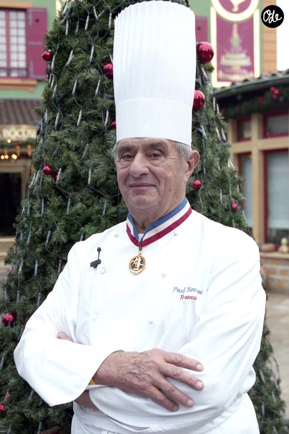 Installé aux États-Unis depuis plus de 35 ans, Jérôme Bocuse dénonce également les dégradations commises contre des commerces et critique vivement la gestion de la situation par le gouvernement français.

Archives - Paul Bocuse devant son restaurant a Collonges-au-Mont-d'Or. Le 2 decembre 2001 JEAN-CLAUDE WOESTELANDT / BESTIMAGE