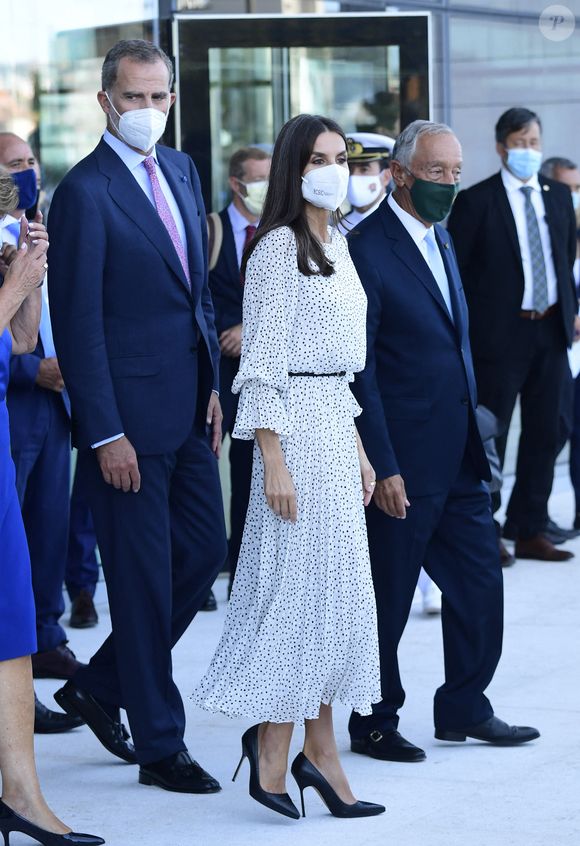 La reine Letizia d'Espagne, le roi Felipe VI et le président du Portugal Marcelo Rebelo de Sousa lors de l'inauguration du centre de traitement contre le cancer Botton-Champalimaud à Lisbonne le 27 septembre 2021.

AGENCE / BESTIMAGE
