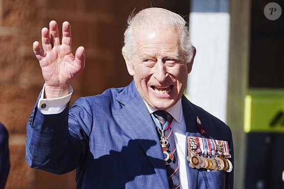 Le roi Charles III rencontre des membres du public lors d'une visite à Barrow-in-Furness, Cumbria, pour présenter les lettres patentes accordant officiellement le statut de charte royale au port de Barrow, en reconnaissance de la contribution essentielle de la ville à la défense nationale et à l'industrie, à Barrow-in-Furness, Royaume-Uni, le 20 septembre 2025. © Byrne Peter/PA Photos/ABACA