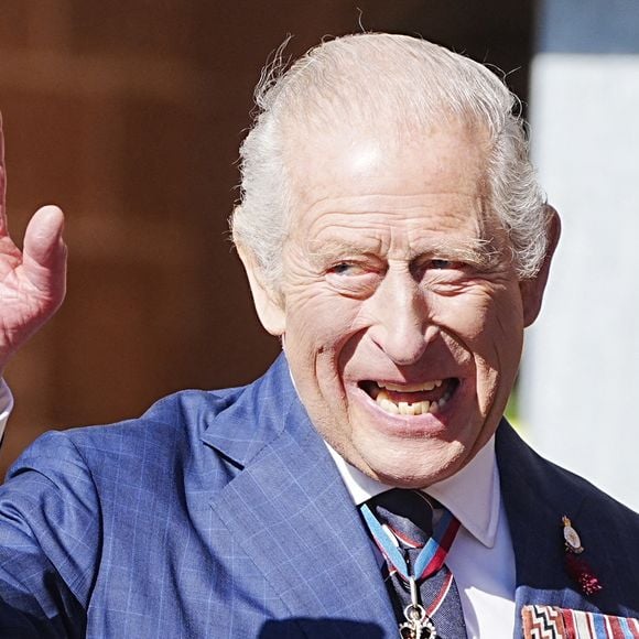 Le roi Charles III rencontre des membres du public lors d'une visite à Barrow-in-Furness, Cumbria, pour présenter les lettres patentes accordant officiellement le statut de charte royale au port de Barrow, en reconnaissance de la contribution essentielle de la ville à la défense nationale et à l'industrie, à Barrow-in-Furness, Royaume-Uni, le 20 septembre 2025. © Byrne Peter/PA Photos/ABACA